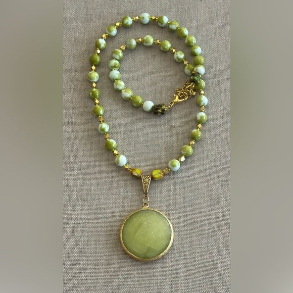22-1/2 inch Elegant Green Beaded Necklace with Gold Accents - Picture 9 of 14